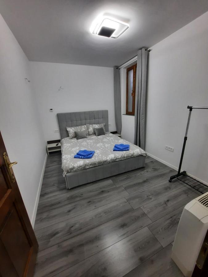 Apartamento House Side By Side Braşov Exterior foto